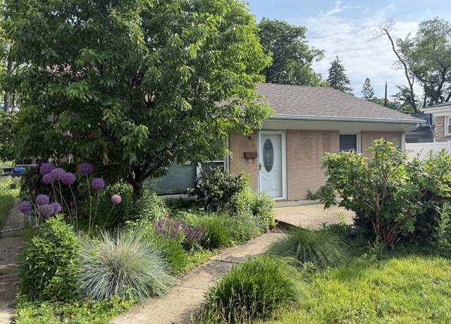 Property at 2113 Seward St, Evanston, IL 60202, 2 beds, 1 bath