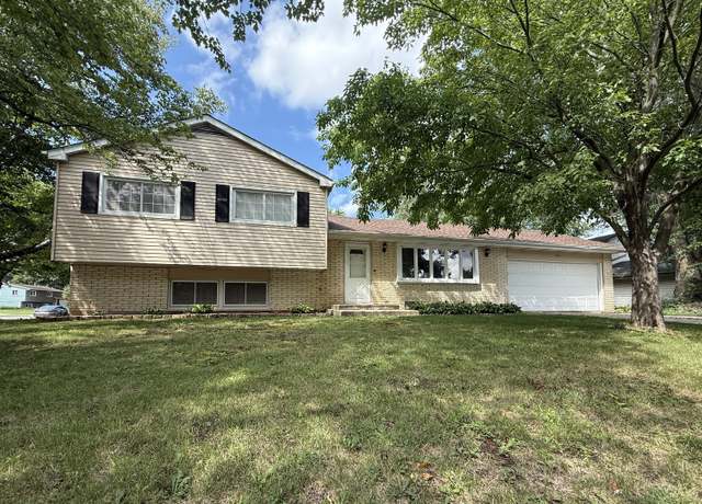 Property at 238 Berkshire Dr, Crystal Lake, IL 60014, 4 beds, 2 baths