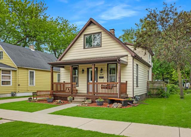 Property at 1004 N Livingston St, Bloomington, IL 61701, 3 beds, 2 baths