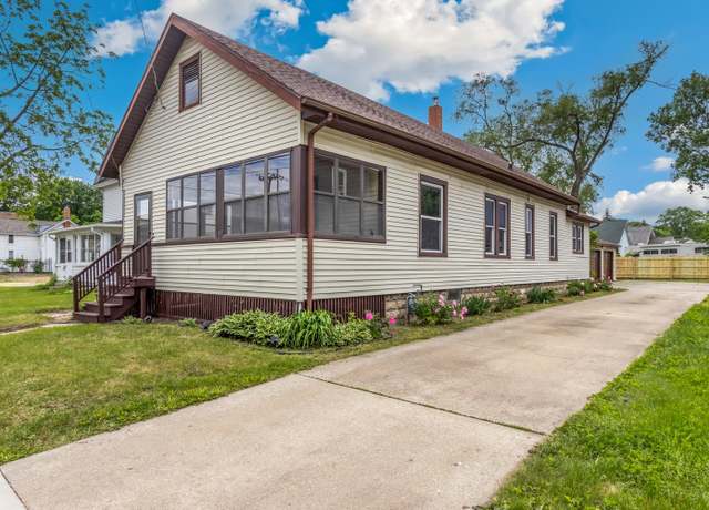 Property at 1006 W 1st St, Dixon, IL 61021, 3 beds, 2 baths