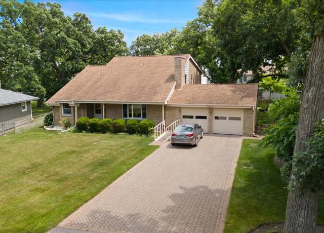 Property at 225 Ironwood Dr, Lindenhurst, IL 60046, 5 beds, 2.5 baths