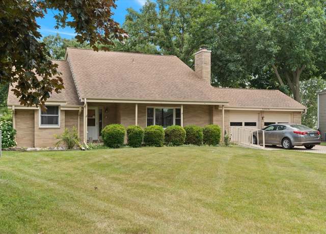 Property at 225 Ironwood Dr, Lindenhurst, IL 60046, 5 beds, 2.5 baths