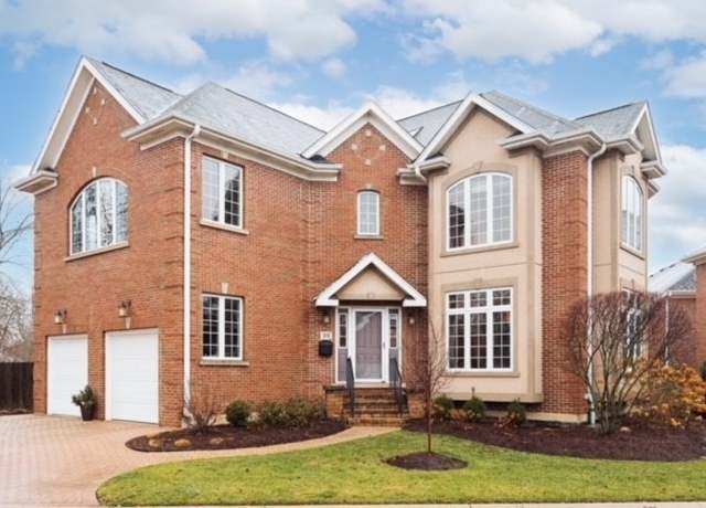 Property at 35 Windsor Dr, Elmhurst, IL 60126, 4 beds, 3.5 baths