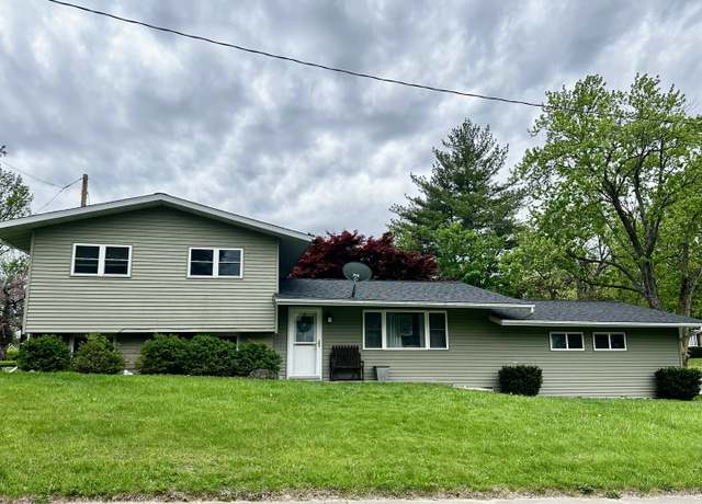 Property at 72 Edgelea Dr, Clinton, IL 61727, 3 beds, 2 baths