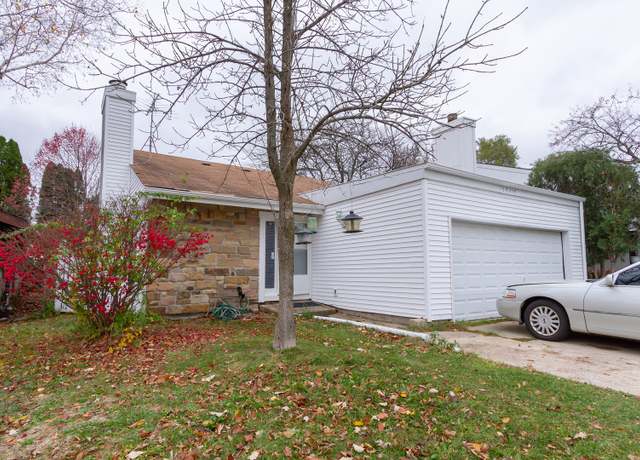 Property at 2S616 Linden Sq, Warrenville, IL 60555, 3 beds, 2 baths