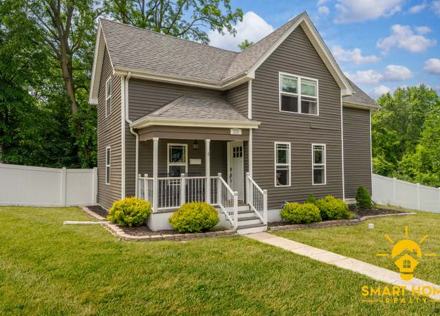 Property at 221 N 6th St, St. Charles, IL 60174, 3 beds, 2.5 baths