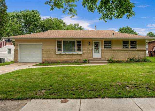 Property at 722 Hawthorne Ave, Rockford, IL 61108, 3 beds, 1.5 baths
