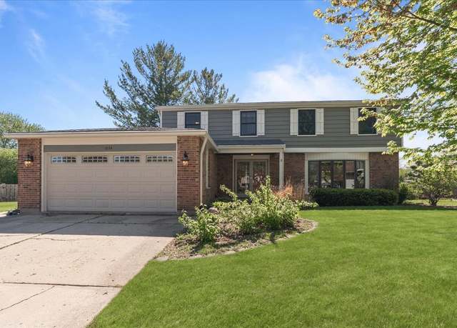 Property at 1034 Crabtree Ln, Libertyville, IL 60048, 4 beds, 2.5 baths