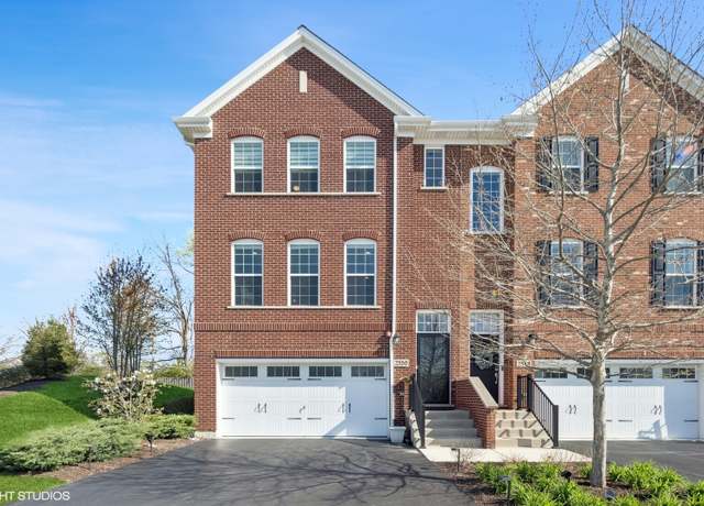 Property at 2550 Huntleigh Ln, Woodridge, IL 60517, 3 beds, 2.5 baths