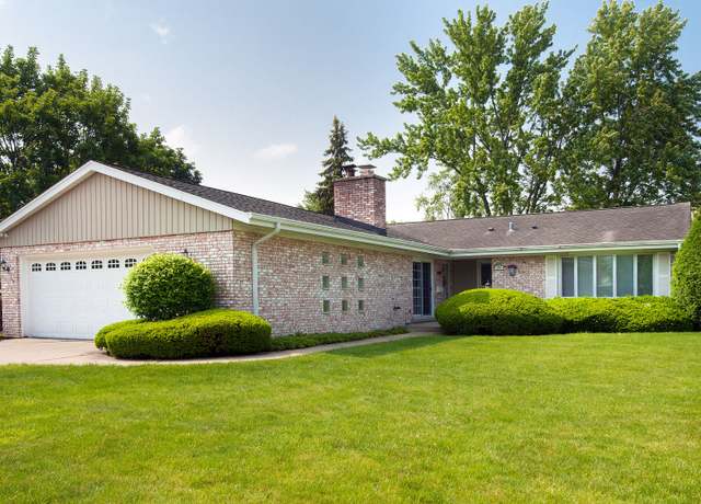 Property at 1203 W Francis Dr, Arlington Heights, IL 60005, 3 beds, 2 baths