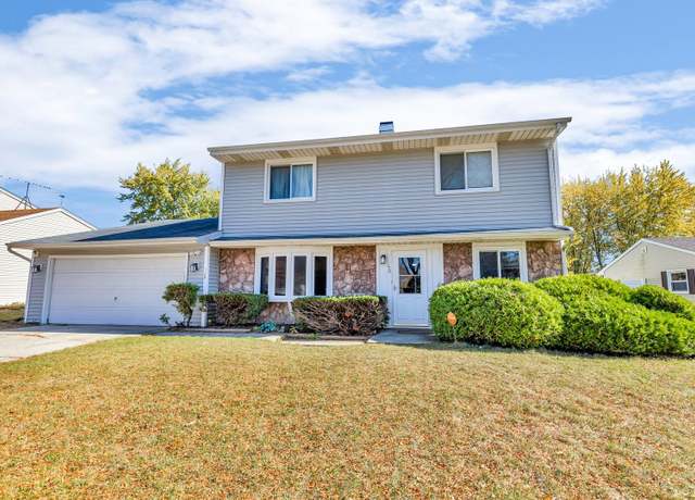 Property at 125 Leawood Dr, Roselle, IL 60172, 5 beds, 2.5 baths