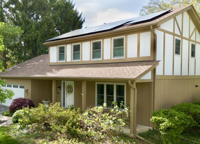 Property at 585 Apache Dr, Batavia, IL 60510, 3 beds, 2.5 baths