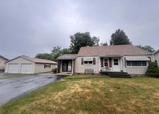 Property at 405 S Clinton St, Clinton, IL 61727, 4 beds, 1.5 baths