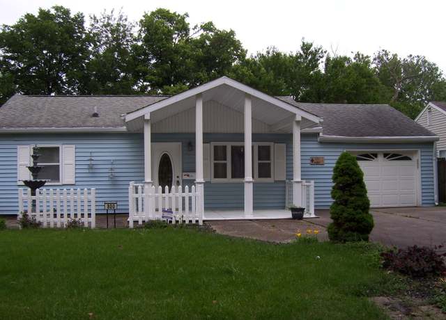 Property at 800 Roselyn Dr, Rantoul, IL 61866, 3 beds, 2 baths