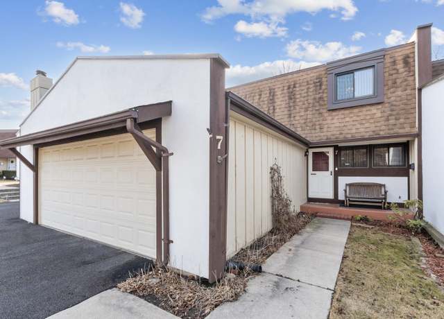 Property at 7 Cherrywood Ct, Indian Head Park, IL 60525, 3 beds, 2.5 baths