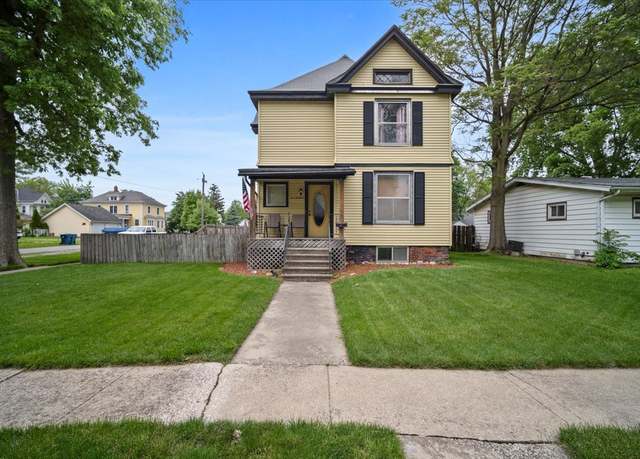 Property at 219 W Bennett St, Pontiac, IL 61764, 4 beds, 2.5 baths