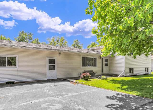 Property at 7 Birch Ln, Villa Grove, IL 61956, 4 beds, 2.5 baths