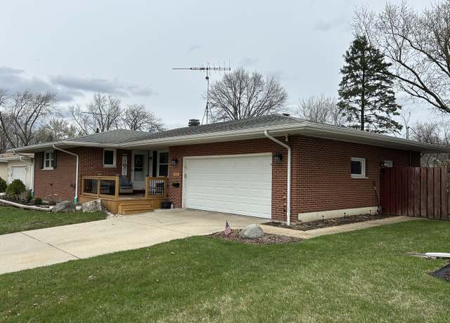 Property at 220 Fairview Dr, St. Charles, IL 60174, 3 beds, 2.5 baths