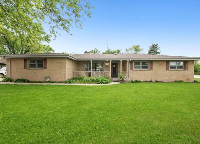 Property at 910 Sarah Ln, Aurora, IL 60502, 4 beds, 2 baths