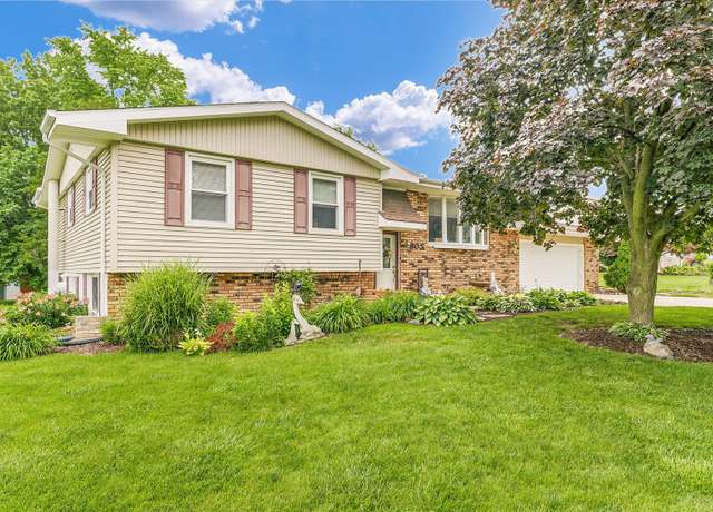 Property at 805 Crestview Dr, Monticello, IL 61856, 3 beds, 2.5 baths