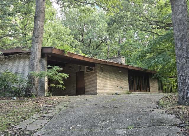 Property at 48 Woodland Gln, Park Forest, IL 60466, 4 beds, 2.5 baths