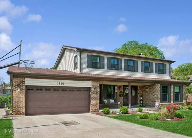 Property at 1910 E Crabtree Dr, Arlington Heights, IL 60004, 4 beds, 2.5 baths