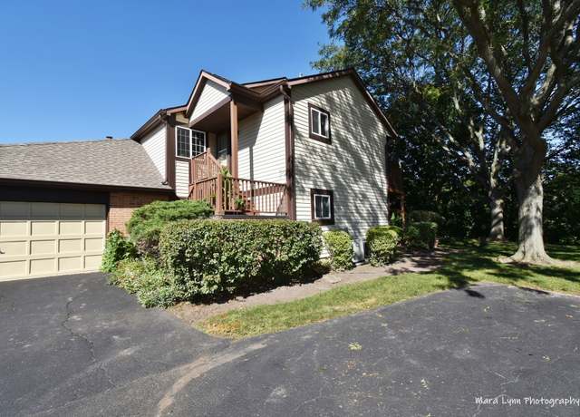 Property at 362 Sandhurst Cir #8, Glen Ellyn, IL 60137, 3 beds, 2 baths