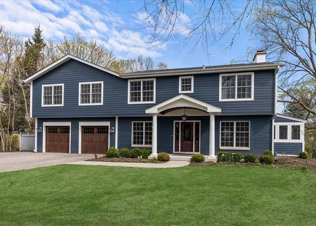 Property at 130 Ravine Forest Dr, Lake Bluff, IL 60044, 5 beds, 3.5 baths