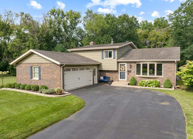 Property at 914 Scott St, Algonquin, IL 60102, 3 beds, 3 baths