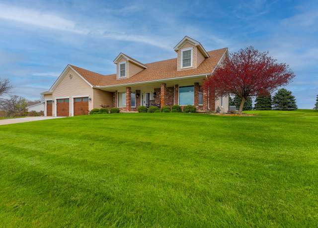 Property at 554 Fairway Dr, El Paso, IL 61738, 3 beds, 2.5 baths