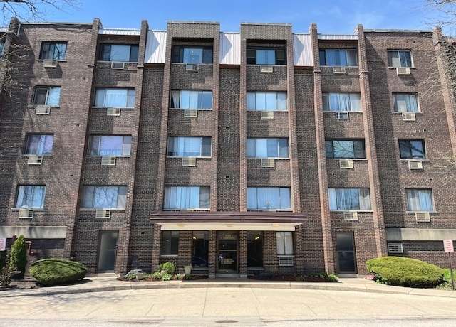 Property at 4624 N Commons Dr #403, Chicago, IL 60656, 1 bed, 1 bath
