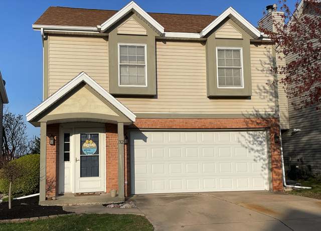 Property at 32 Parkshores Dr, Bloomington, IL 61701, 3 beds, 2 baths