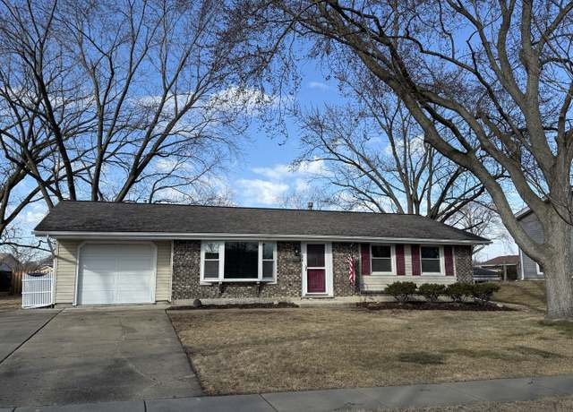 Property at 24 Hinkle Ln, Schaumburg, IL 60193, 3 beds, 1.5 baths