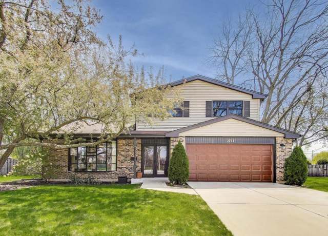 Property at 2717 N Brighton Pl, Arlington Heights, IL 60004, 3 beds, 2.5 baths