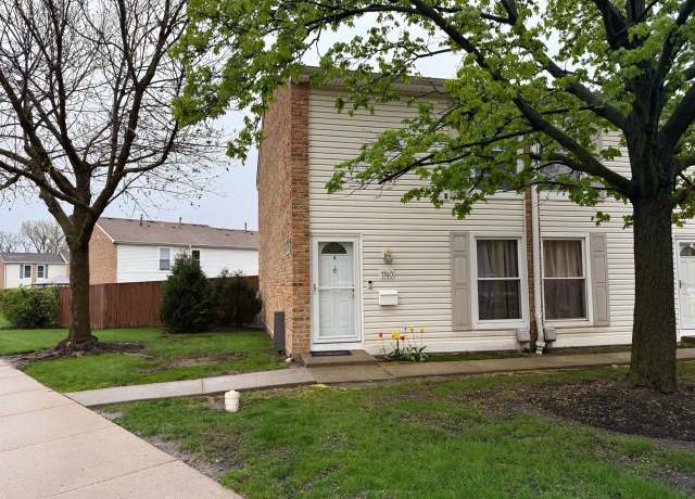 Property at 1740 Ardwick Dr, Hoffman Estates, IL 60169, 2 beds, 2 baths
