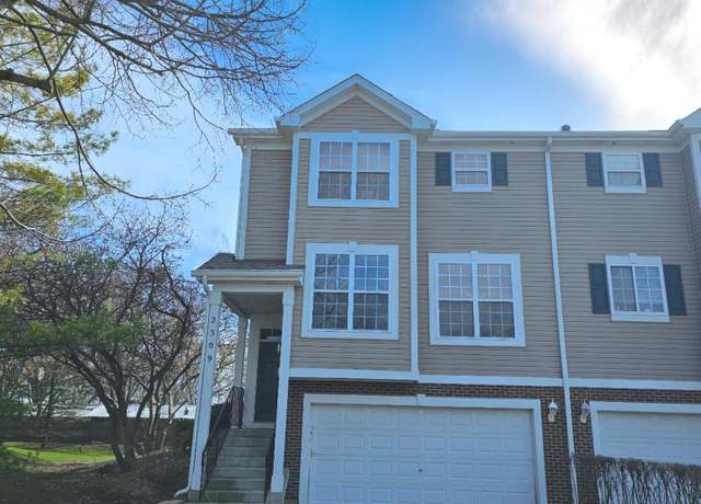 Property at 2309 Hudson Cir, Aurora, IL 60502, 3 beds, 2.5 baths