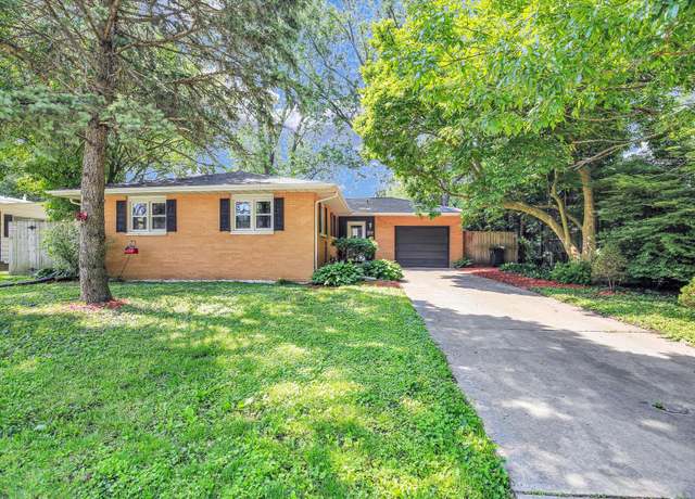 Property at 1001 E Sunnycrest Dr, Urbana, IL 61801, 3 beds, 2.5 baths
