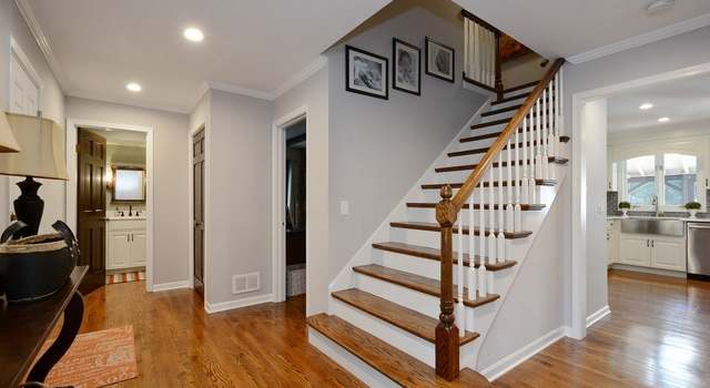 Photo of 18 Robin Crest Rd, Hawthorn Woods, IL 60047