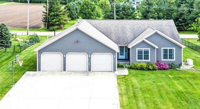 Photo of 421 Sunset Dr, Colfax, IL 61728