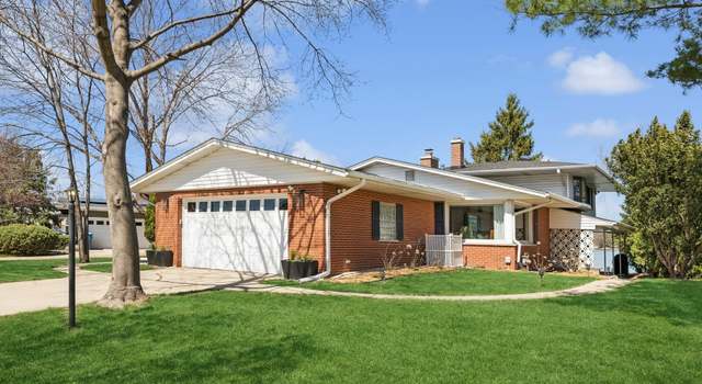 Photo of 2912 S Briarwood Dr E, Arlington Heights, IL 60005