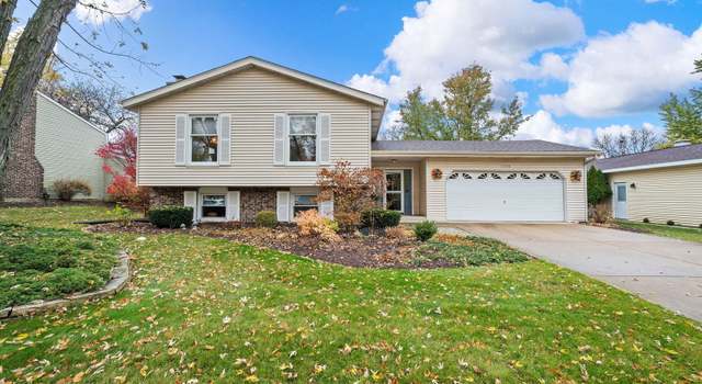 Photo of 2218 Kingston Dr, Wheaton, IL 60189