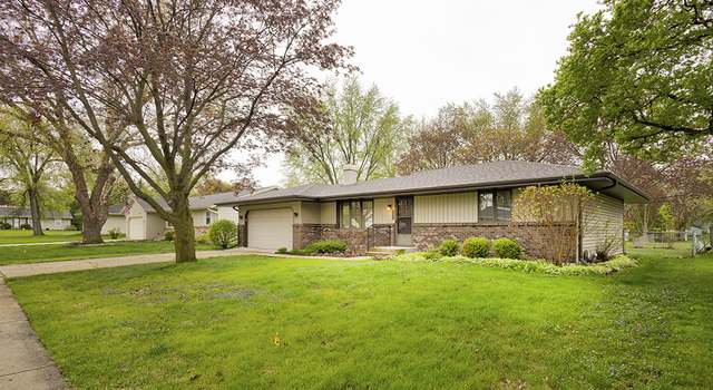 Photo of 1305 Fieldcrest Dr, Rockford, IL 61108