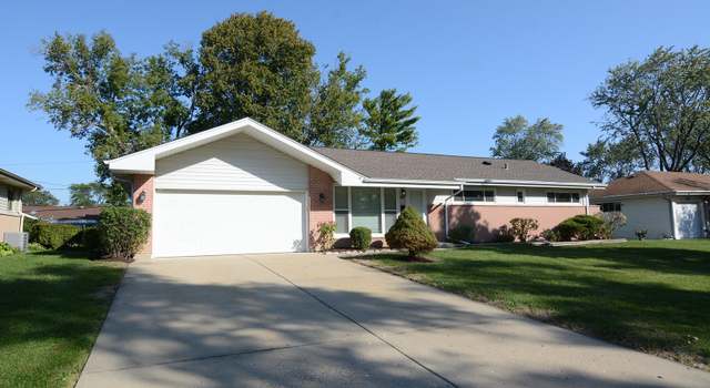 Photo of 140 Forest Park Ln, Hoffman Estates, IL 60169
