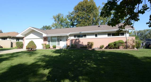 Photo of 140 Forest Park Ln, Hoffman Estates, IL 60169