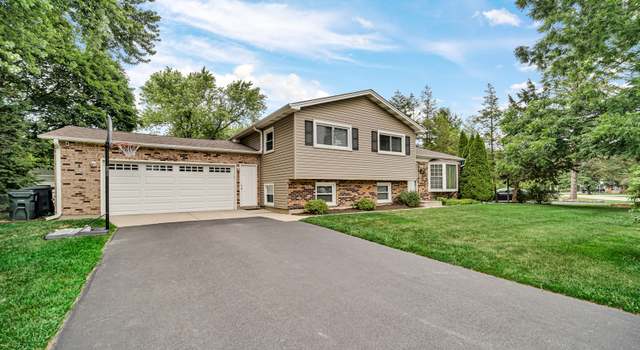Photo of 1904 Burr Oak Ln, Lindenhurst, IL 60046