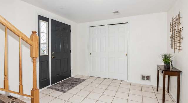 Photo of 528 N Woodfield Trl, Roselle, IL 60172