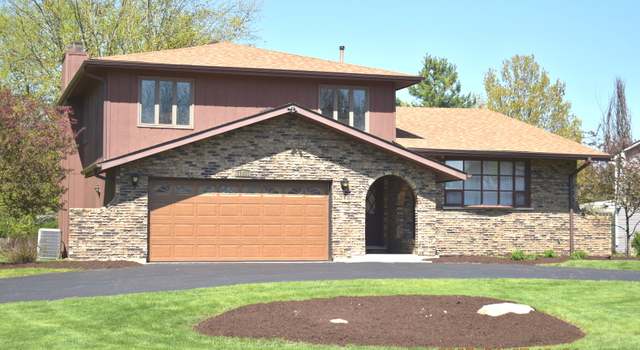 Photo of 11S601 Walter Ln, Naperville, IL 60564