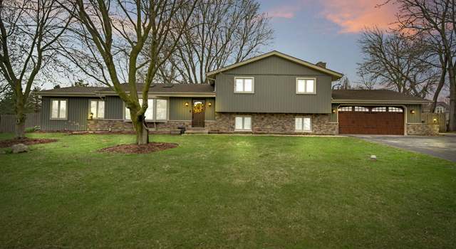 Photo of 11s786 Robert Dr, Naperville, IL 60564