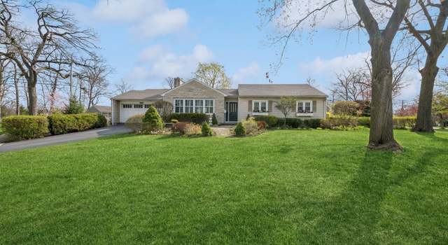 Photo of 214 E Woodland Rd E, Lake Bluff, IL 60044