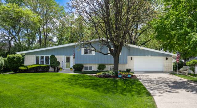 Photo of 1723 Columbine Dr, Schaumburg, IL 60173